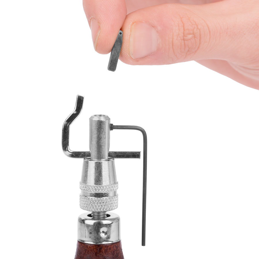 With this leather tool set, you get five high-quality tools in one! A hole plane, a reamer, and three edge planes for the wooden handle with parallel stop.