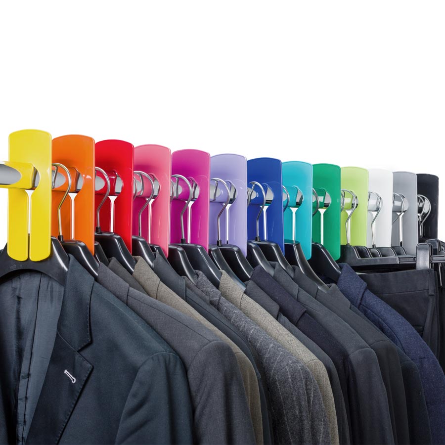 bunte-groessentrenner-auf-kleiderstange