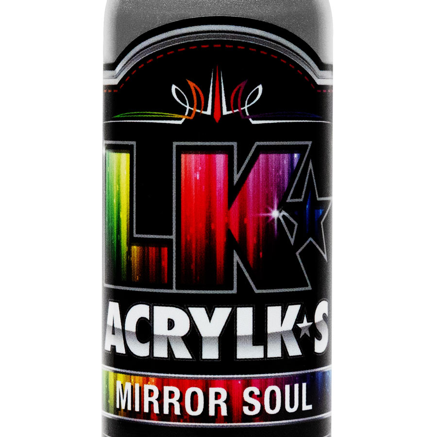 LK Acrylks Mirror Soul ist eine silberne Farbe mit einem einzigartigen Glanz, der an poliertes Metall erinnert. Dieser hochelastische Lack kann mit jeder Farbe aus unserem Acrylks-Sortiment abgetönt werden, ohne dass der spiegelnde Effekt, für den sie bek
