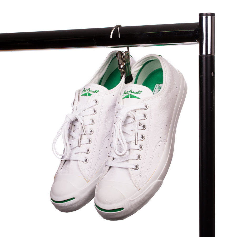 Klammernbügel / Clipbügel mit Schuhen hängend auf Kleiderstange
