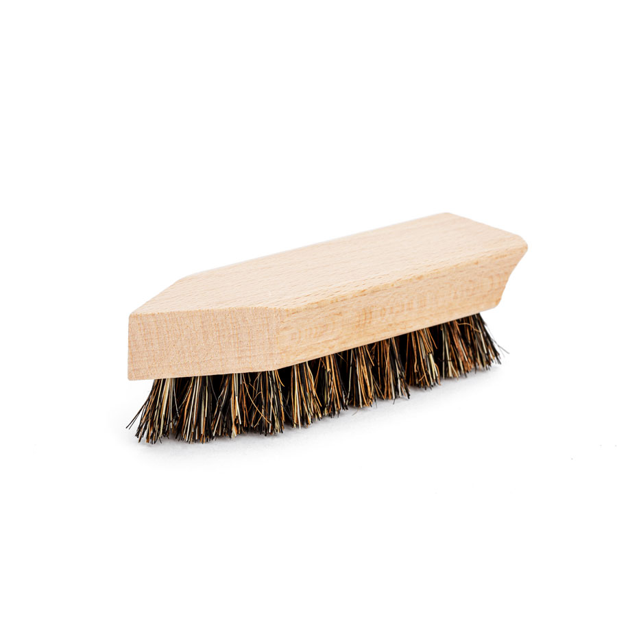 Petite brosse à décrotter Redecker Petite brosse à décrotter en bois à poils naturels vue de dessous
