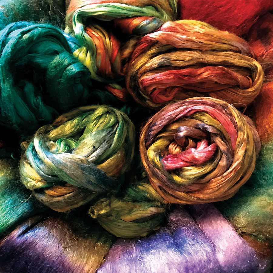 Jacquard Acid Dye Textilfarbe für Wolle und Seide Mehrfarbig gefärbte Seidenfasern in Grün, Rot und Gold, gefärbt mit Jacquard Acid Dye