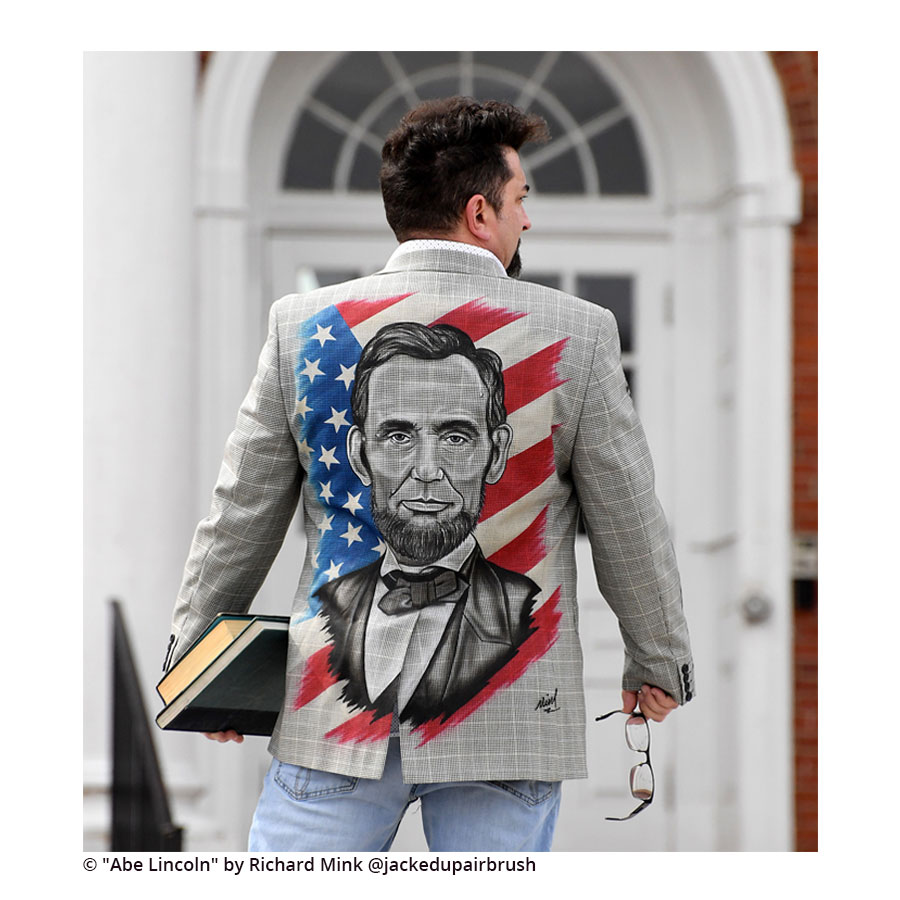 Jacquard Airbrush Color Transparent Mann trägt ein Sakko mit Airbrush-Porträt vor amerikanischer Flagge