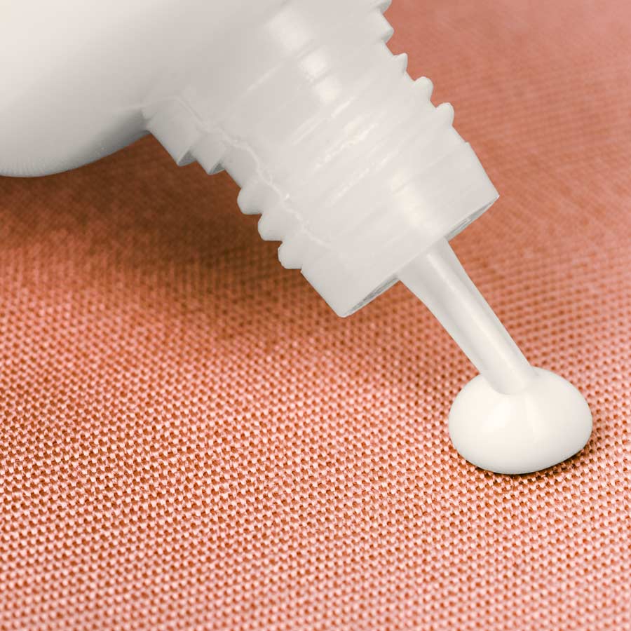 PATIN-TEX est un liquide blanc qui sèche après l'application pour former un film beige. Bien entendu, ce latex convient également pour les patines les plus fines, car le flacon fineliner souple et maniable répartit le latex avec précision.