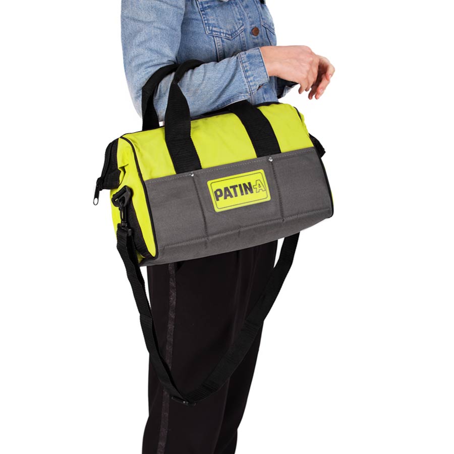 PATIN-A SET 2 Patinierset in Tasche Person trägt die PATIN-A Tasche über der Schulter