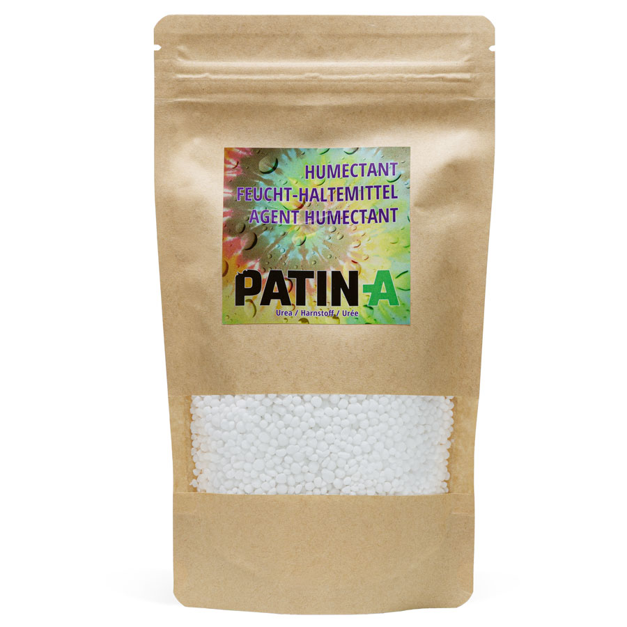 Urea ist ein Feuchthaltemittel, das den Stoff während des Fixierprozesses länger feucht hält und so für tiefere, leuchtendere Farben sorgt.