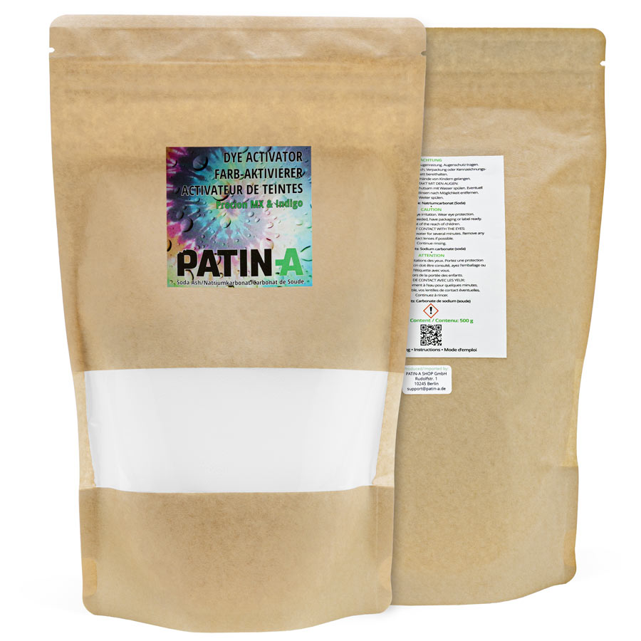 Soda oder Natriumkarbonat ist ein wichtiger Hilfsstoff beim Färben. Es wird benötigt, um Reaktivfarben (z.B. Procion MX) zu aktivieren bzw. zu fixieren und um Indigoküpen zu starten.