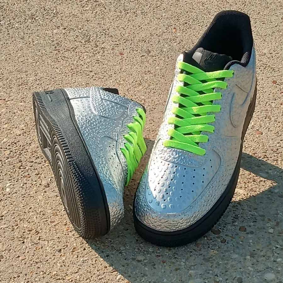 LK ACRYLKS ist die ultimative Farbe für Leder, Leinwand, Vinyl, Kunststoff, Metall, Papier, Holz und vieles mehr. LK ACRYLKS haben einen hohen Chroma-Wert und sind unglaublich gut mischbar. Künstler lieben die Leidenschaft, die LK in seine Produkte steckt