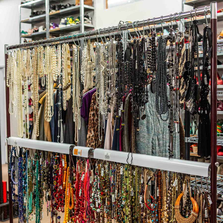 Hang Check im Fundus Hang Check Kleiderbügelfixierung im Fundus mit Ketten und Schmuck