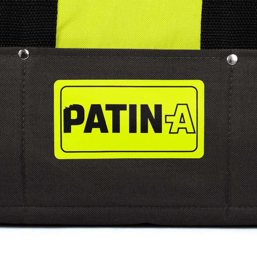 PATIN-A SET 2 Patinierset in Tasche Nahaufnahme des PATIN-A Logos auf der gelb-grauen Tasche