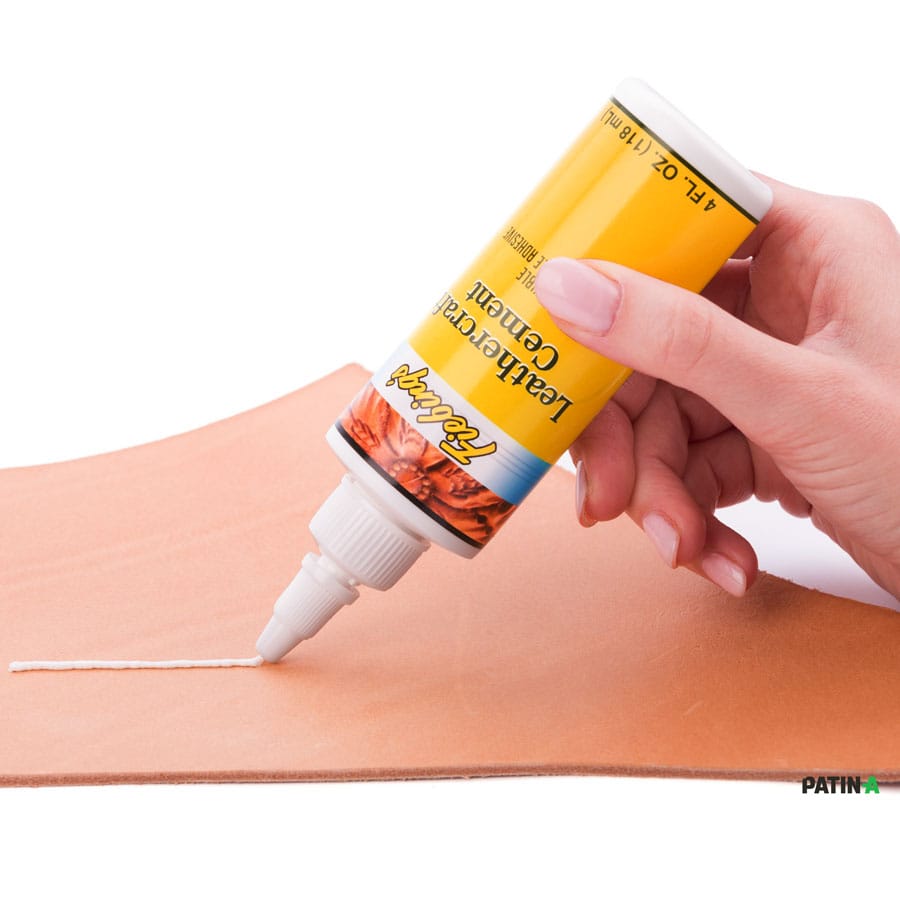 La colle pour cuir Fiebing's (Leathercraft Cement) est une colle polymère très souple et très performante.