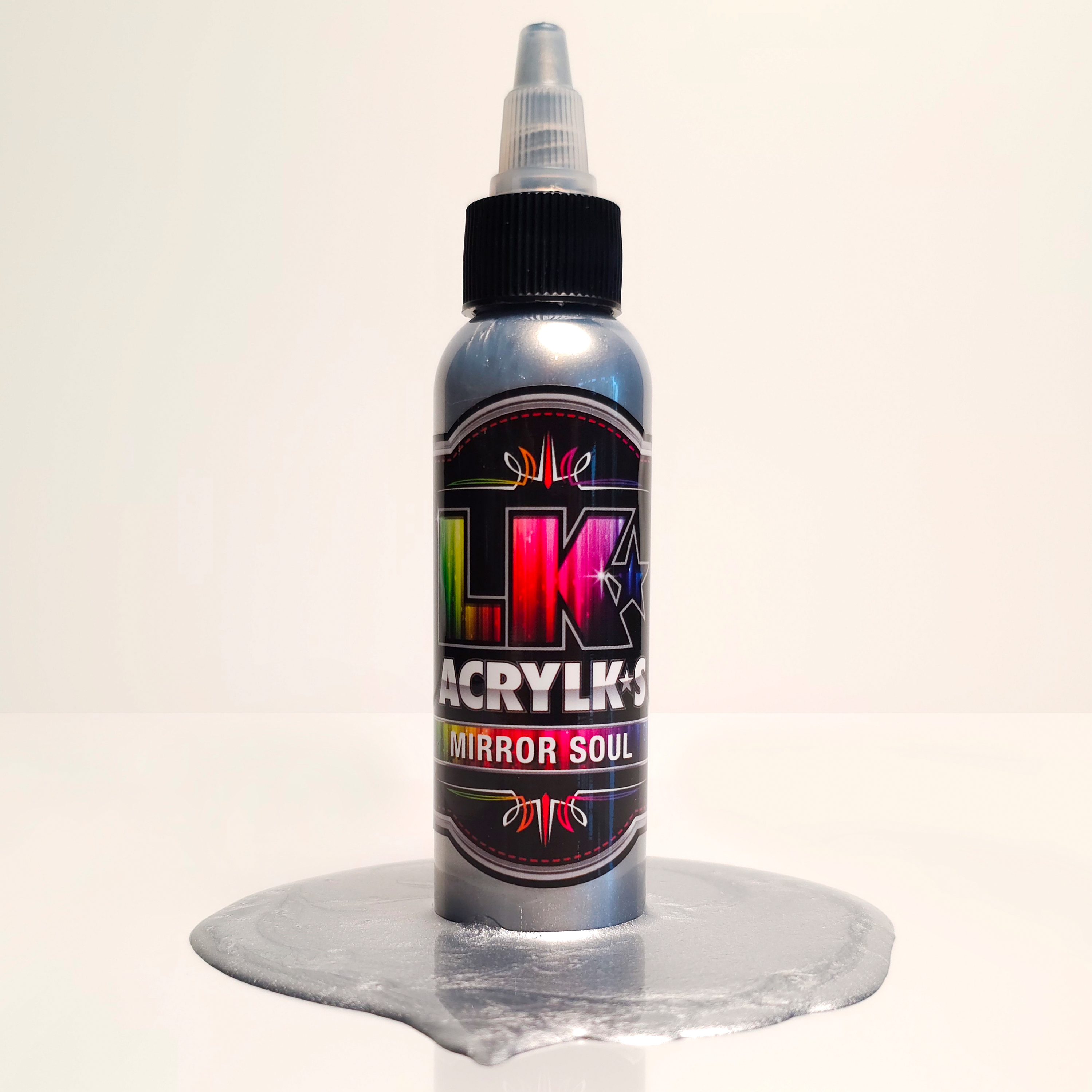 LK Acrylks Mirror Soul ist eine silberne Farbe mit einem einzigartigen Glanz, der an poliertes Metall erinnert. Dieser hochelastische Lack kann mit jeder Farbe aus unserem Acrylks-Sortiment abgetönt werden, ohne dass der spiegelnde Effekt, für den sie bek