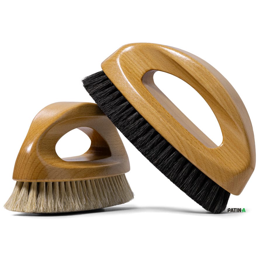 This luxury bow-handle shine brush with fine horsehair is entirely hand-assembled and will give your shoes an incredible shine