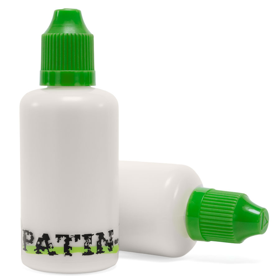 PATIN-TEX est un liquide blanc qui sèche après l'application pour former un film beige. Bien entendu, ce latex convient également pour les patines les plus fines, car le flacon fineliner souple et maniable répartit le latex avec précision.