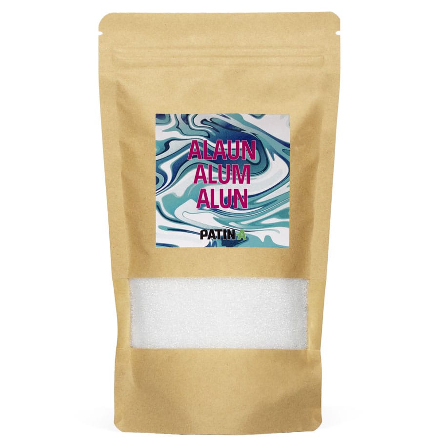 Alaun (Kalium-Aluminium-Sulfat) wird zur Vorbehandlung von Stoffen oder Papier vor dem Marmorieren verwendet, um sicherzustellen, dass die Motive klar übertragen werden.