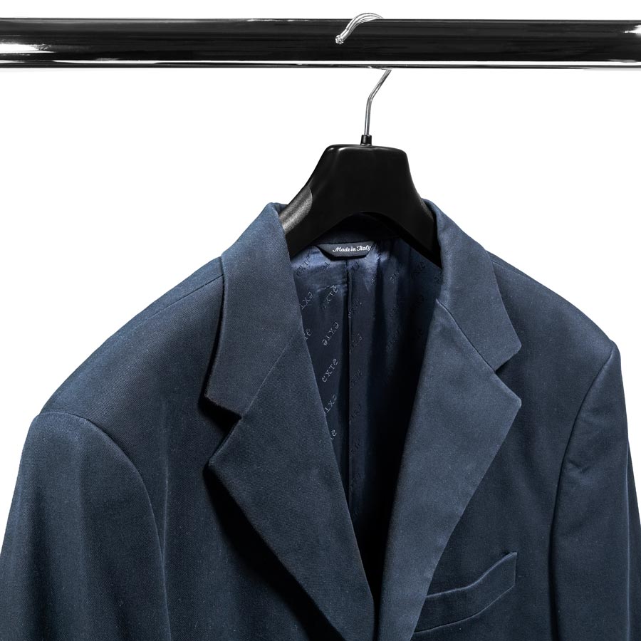 The jacket hanger from Cortec with a width of 44 cm is perfect for men's jackets, coats, pullovers, suits or jackets.