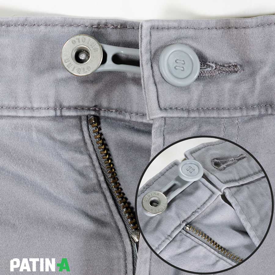 4 Jeans- und 4 Kunststoffknöpfe mit praktischer Gummischlaufe in silber, messing, schwarz, weiß, blau und grau helfen bei Anprobe, am Set oder auch zuhause.
