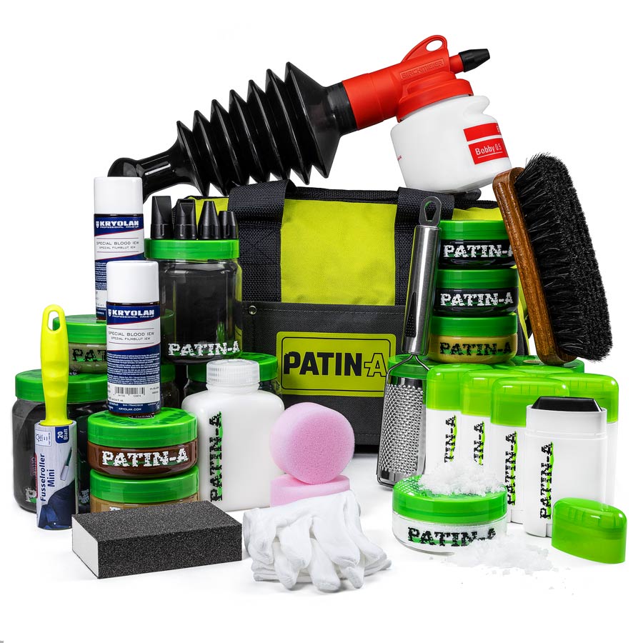 PATIN-A SET 3 Patinierset in Tasche PATIN-A SET 3 mit Patinierprodukten, Sprühflasche, Bürsten, Schwämmen und Handschuhen vor der Tasche