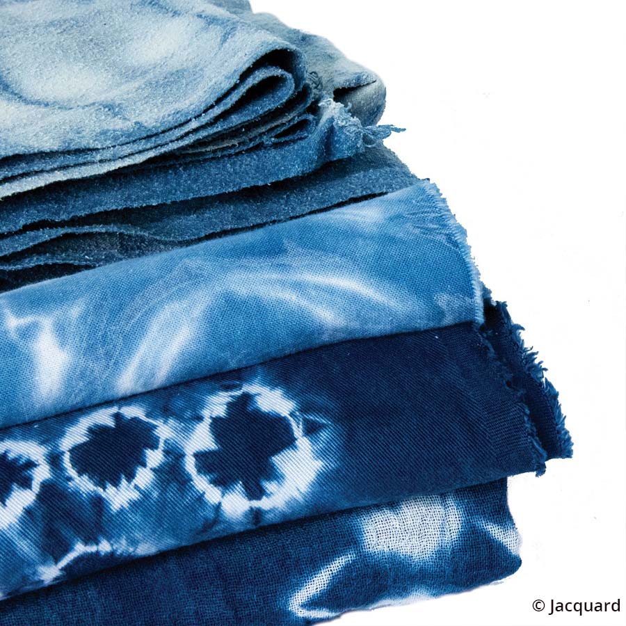 Exemples du kit Indigo Tie Dye Motifs shibori bleu et blanc sur tissu teint avec le kit Indigo Tie Dye