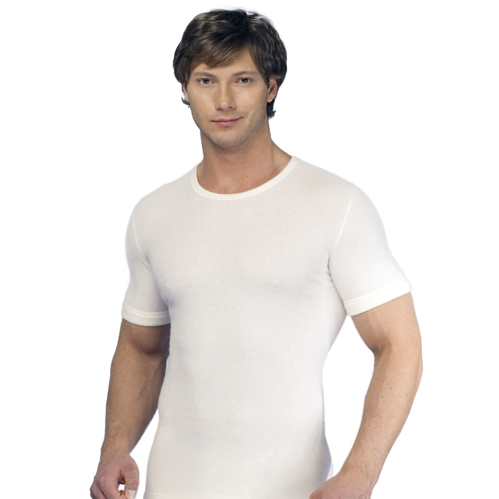 con-ta T-Shirt Angora-Schurwolle Mann trägt wollweißes T-Shirt aus Angora-Schurwolle von con-ta