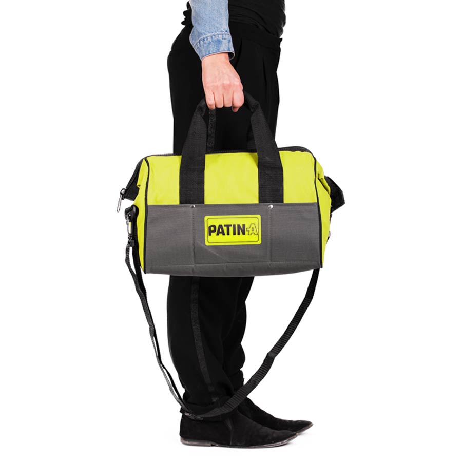 PATIN-A SET 2 Patinierset in Tasche Person trägt die gelb-graue PATIN-A Werkzeugtasche am Griff