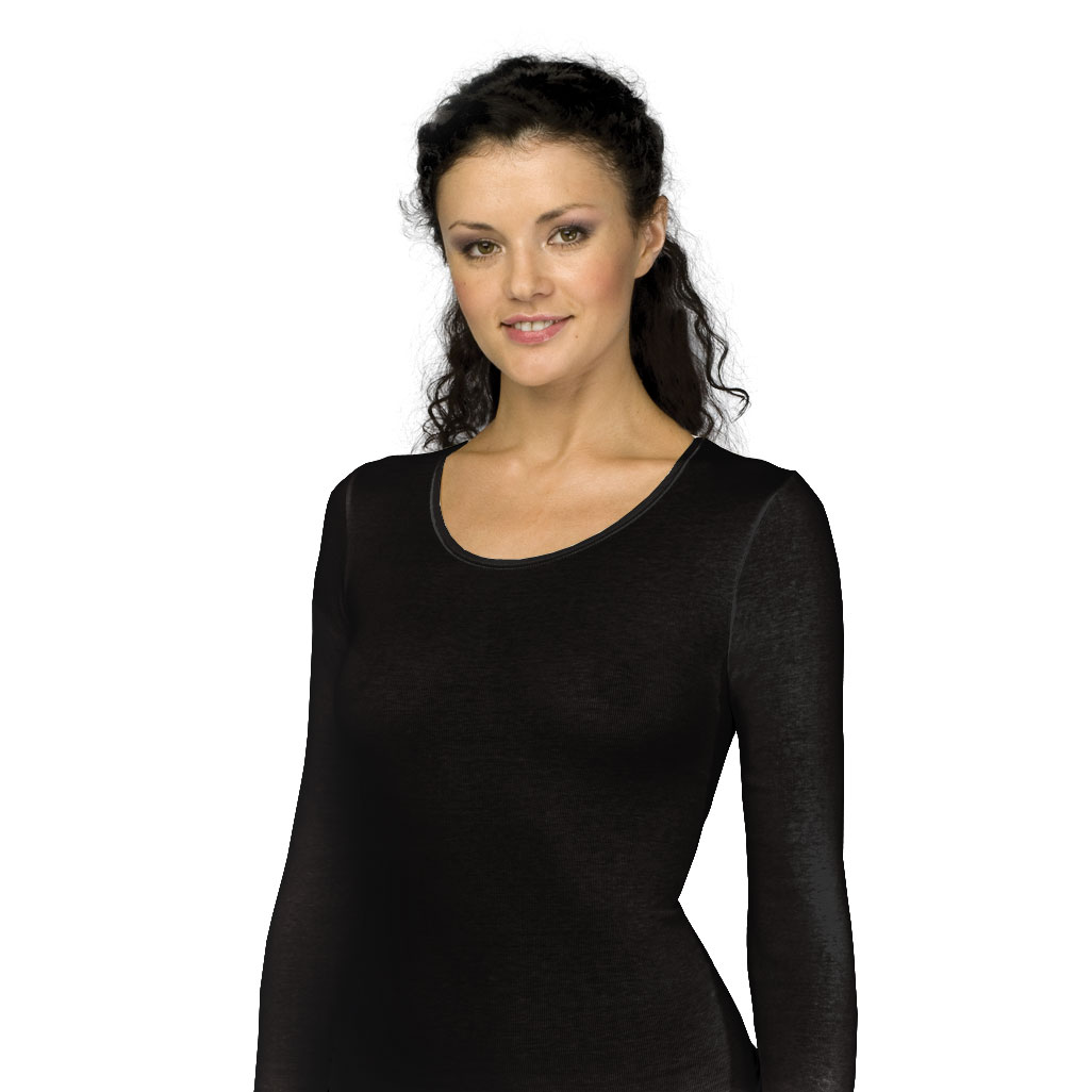con-ta Langarmshirt schwarz Frau trägt schwarzes Langarmshirt aus Angora-Baumwolle von con-ta