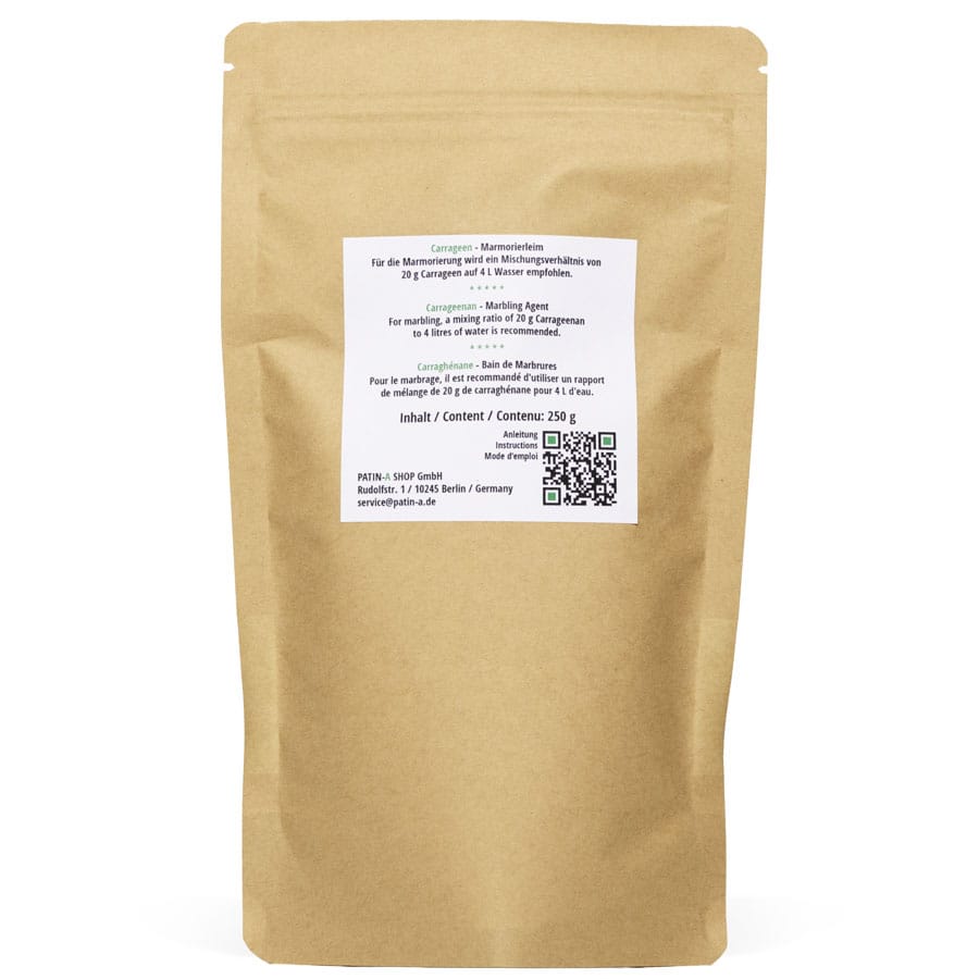 Carrageen ist ein natürliches, ungiftiges und sehr hilfreiches Verdickungsmittel um eine viskose Trägerflüssigkeit herzustellen mit der man Marmorierungen auf Papier, Stoffen oder porösen Oberflächen bringt. Es wird aus der roten Meeresalge hergestellt.