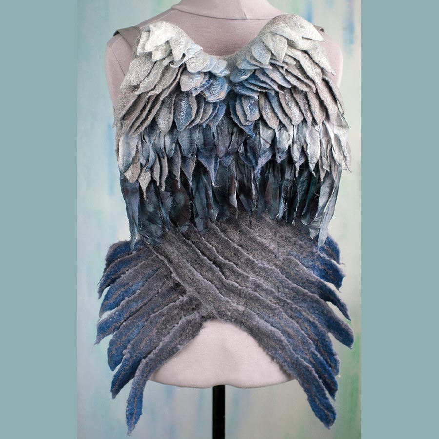 Jacquard Acid Dye Textilfarbe für Wolle und Seide Gefilzte Korsage mit federartigen Lagen in Grau und Blau auf einer Büste