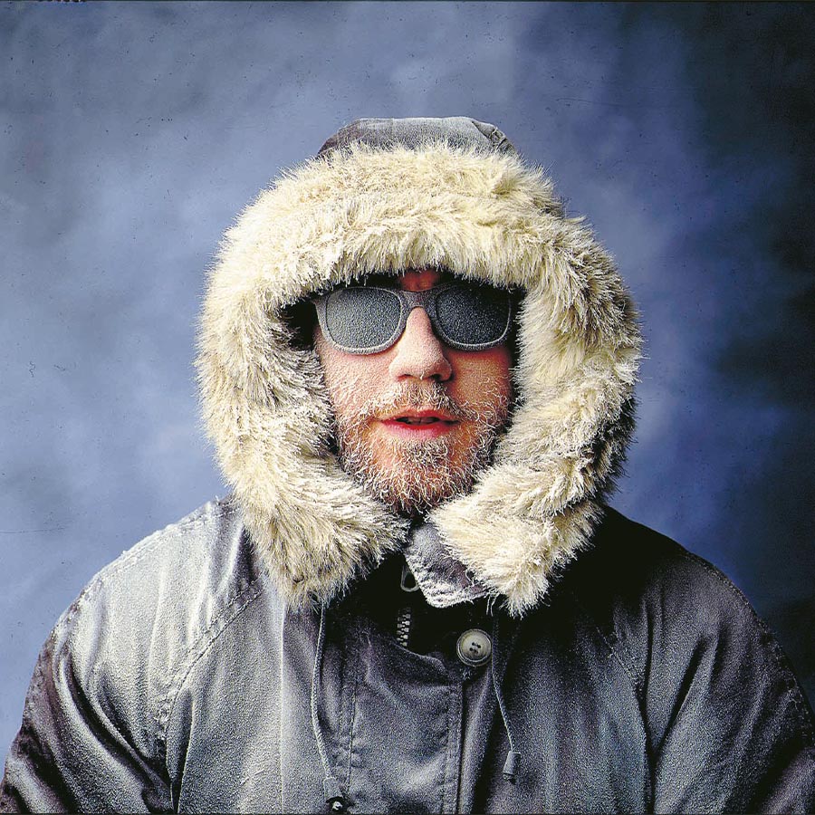 Condor Frost-Effect-Spray mann mit Sonnenbrille und viel Eis