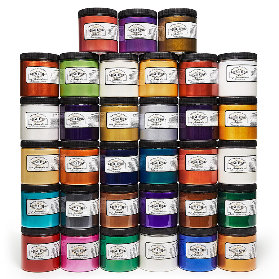 Jacquard Lumiere Palette Jacquard Lumiere Metallic- und Perlglanzfarben, viele Dosen gestapelt