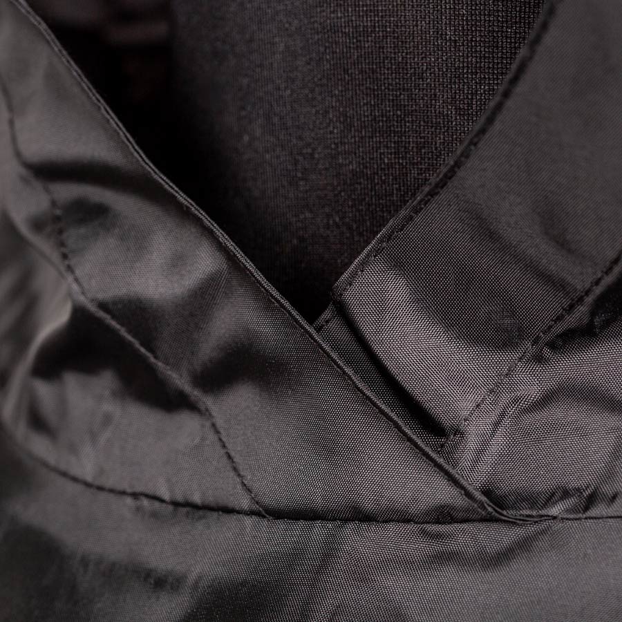 trekmates-poncho-schwarz-detail-1_900px