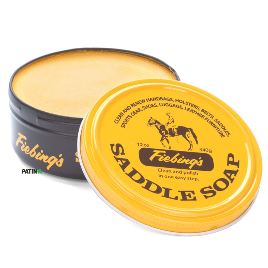 Fiebing's Saddlesoap ist eine milde, pflegende Seife, die schon seit 'Ewigkeiten' genutzt wird, um Sättel zu reinigen und zu erhalten.