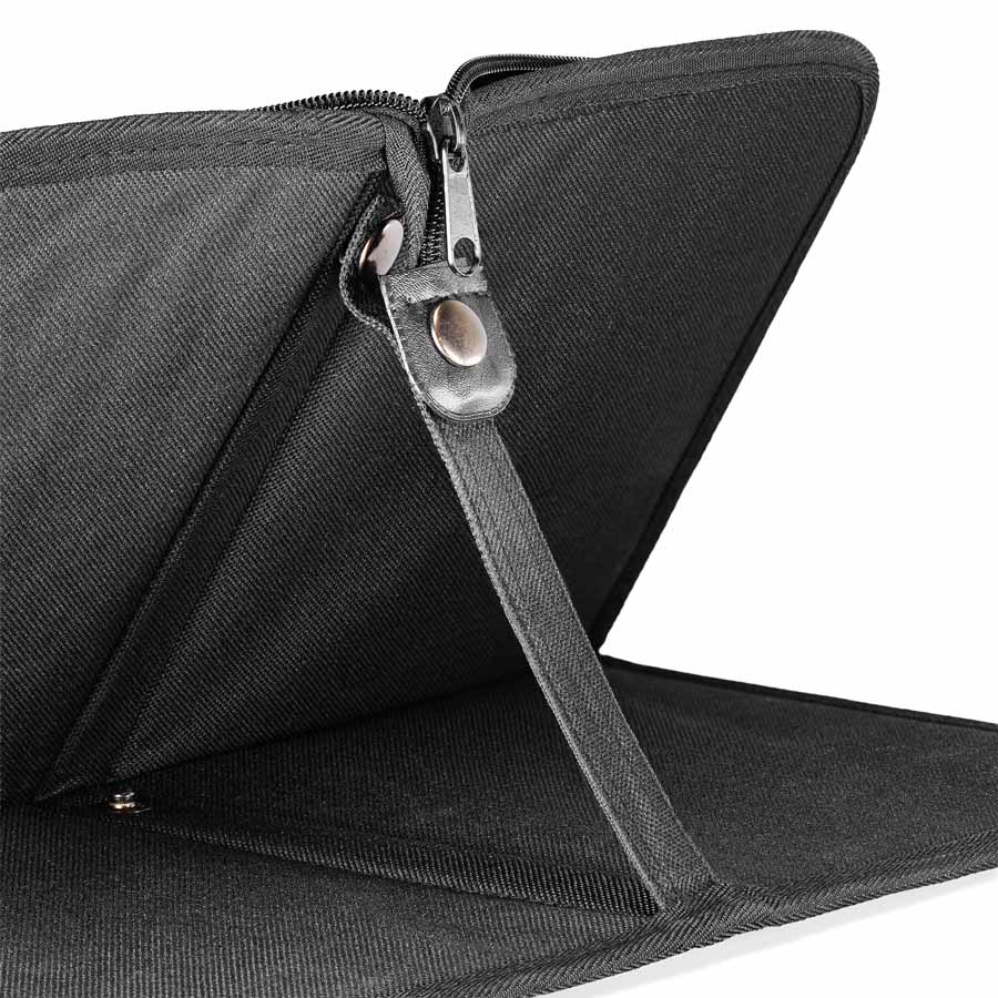 La trousse à pinceaux noire est un organiseur très pratique pour les pinceaux courts et longs.