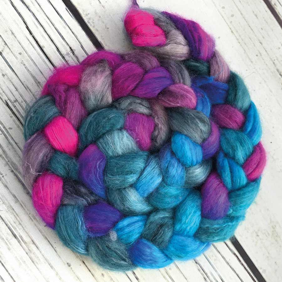 Jacquard Acid Dye Textilfarbe für Wolle und Seide Aufgerollter Kammzug in Pink, Blau und Türkis, gefärbt mit Acid Dye