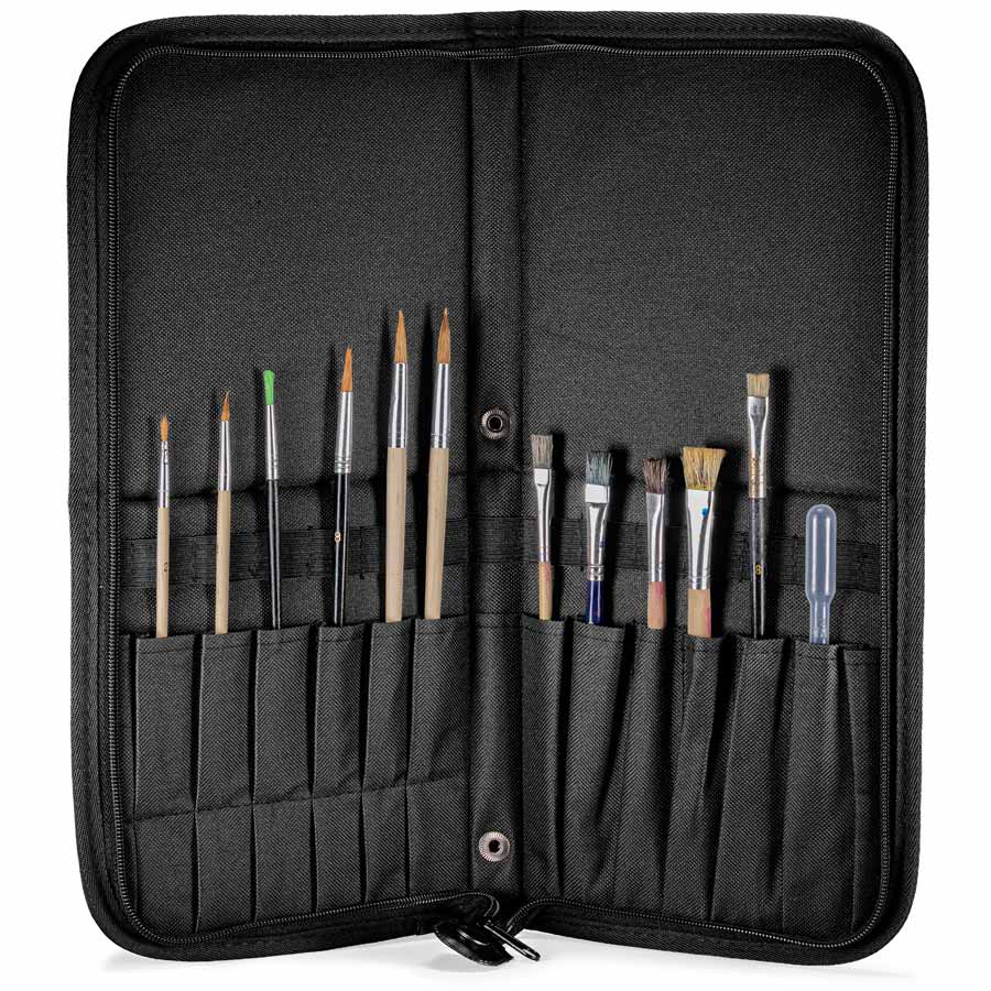 La trousse à pinceaux noire est un organiseur très pratique pour les pinceaux courts et longs.