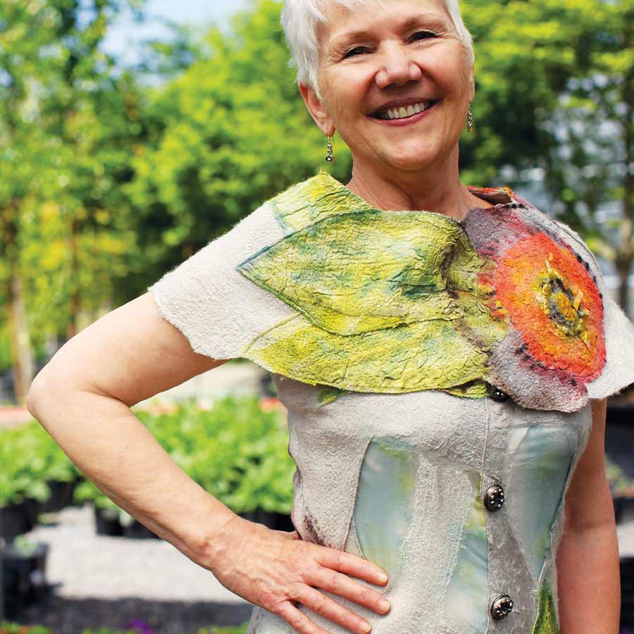 Jacquard Acid Dye Textilfarbe für Wolle und Seide Lächelnde Frau trägt einen mit Jacquard Acid Dye gefärbten Seidenschal mit Blütenmotiv