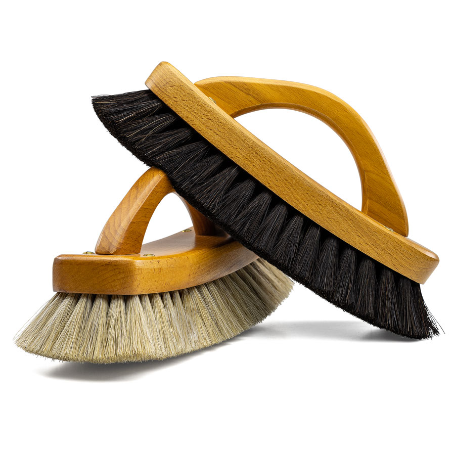Brosse à chaussures en crin avec poignée Redecker Deux brosses à chaussures Redecker en crin avec poignée, claire et foncée