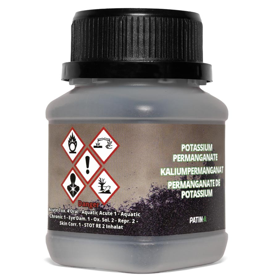 Le permanganate de potassium (KMnO₄) est le moyen le moins cher et le plus connu pour vieillir ou teindre rapidement les textiles.