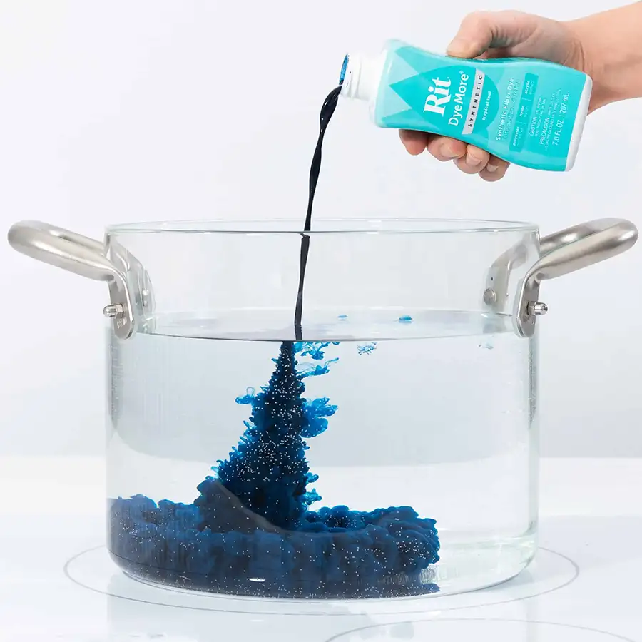 Teinture Rit DyeMore pour synthétiques Rit DyeMore versé dans une casserole d'eau, la teinture bleu foncé se diffuse