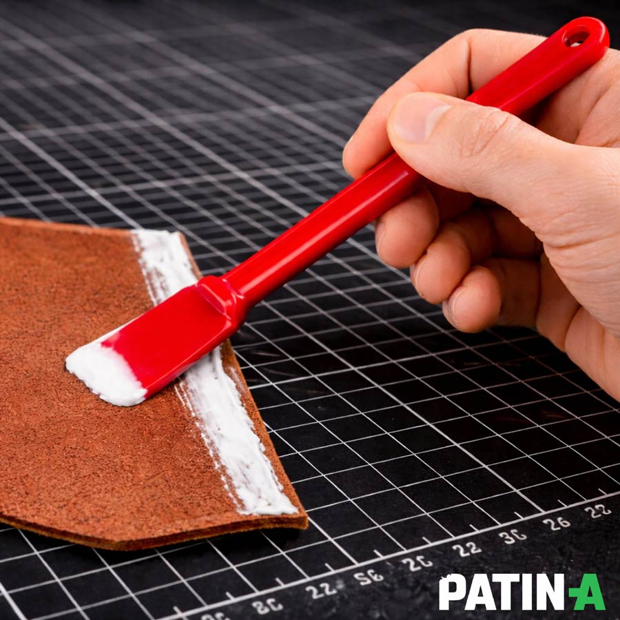 Le Fiebings Glue Spreader (spatule à colle) répartit la colle de manière uniforme et efficace à l'aide d'une mini-spatule flexible.