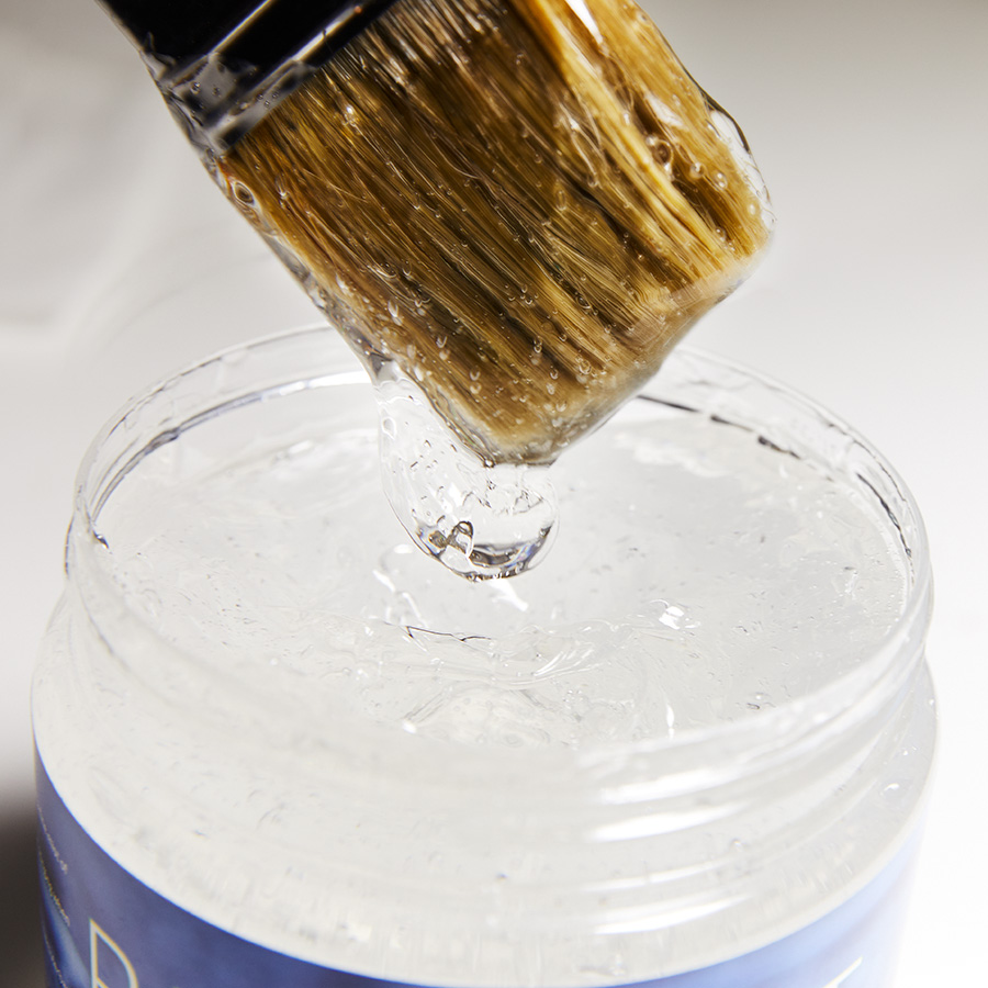 PATIN-WET Nass-Effekt Pinsel mit transparentem PATIN-WET Gel über der geöffneten Dose