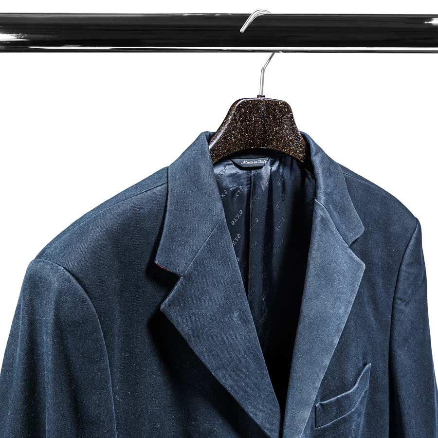The jacket and coat hangers with a width of 45 cm are ideal for men's jackets, jackets, pullovers, coats and all larger items of clothing.