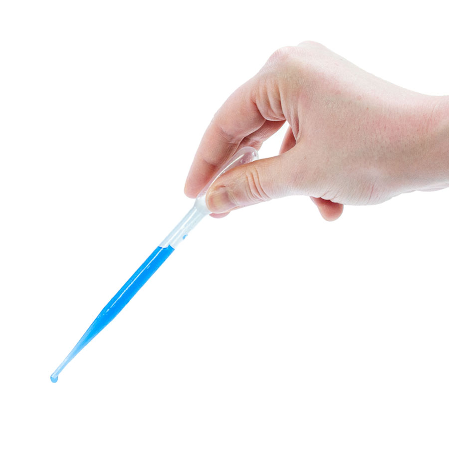 Dropper 3 ml in der Hand Hand hält Tropf-Pipette 3 ml mit blauer Flüssigkeit