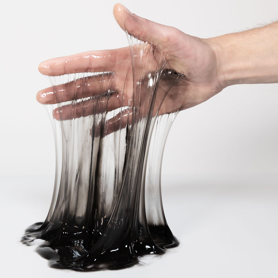 Hand-mit-Patin-Slime-Teerschwarz